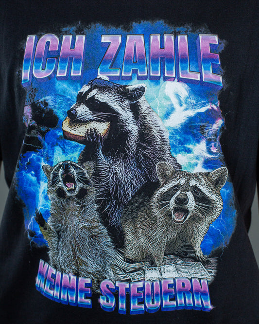 Großaufnahme des T-Shirt-Prints mit leuchtenden Farben: Waschbären-Motiv mit Schriftzug.