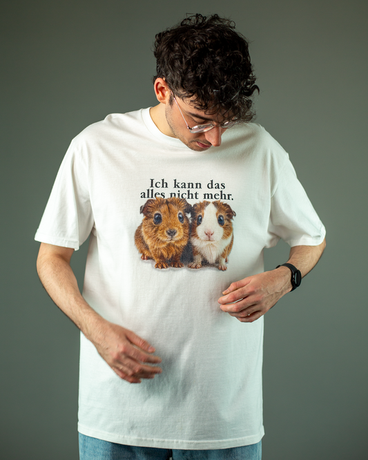 Weißes T-Shirt mit Frontmotiv: Zwei realistisch abgebildete Meerschweinchen unter dem Text „Ich kann das alles nicht mehr.“ in schlichter, schwarzer Schrift. Das Shirt ist locker geschnitten und zeigt das Motiv mittig auf der Brust.