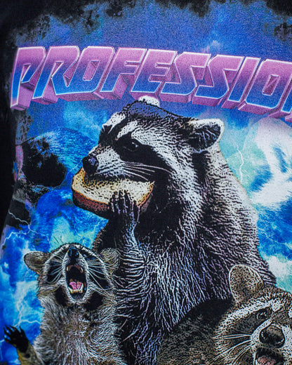 Person in schwarzem T-Shirt mit Waschbär-Print steht frontal zur Kamera und zeigt mit beiden Zeigefingern auf die Schläfen. Das Motiv zeigt drei Waschbären, Blitze und den Schriftzug „PROFESSIONAL TRASH PANDA“.